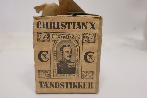 Parcel with "Christian X (CX)" matchboxes 
A rare parcel
The parcel has the original contents (one little matchbox is missing) and 
original paper
8,5cm, 7,5cm, 5,5cm
Good condition
We have a large choice of old goods from a grocer