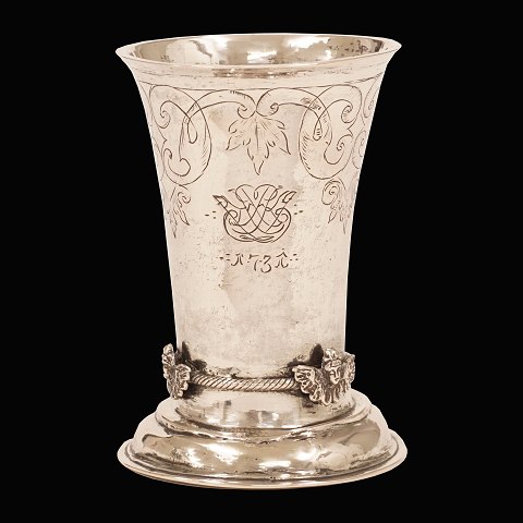 An early 18th century silver cup made by Joen 
Joensen, Denmark, 1700-56. Dated 1731. H: 12,8cm. 
W: 232,1gr