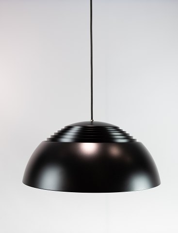 Loftpendel, Royal, i sort metal af Arne Jacobsen og Louis Poulsen.
5000m2 udstilling.