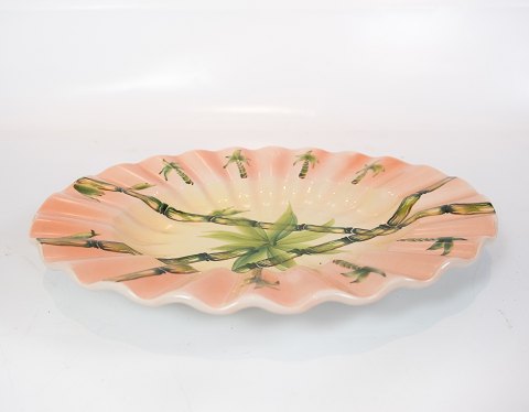 Stor tallerken i lyse farver af italiensk porcelæn. 
5000m2 udstilling.
