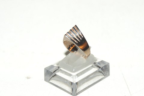 Elegant lady ring in 8 carat gold