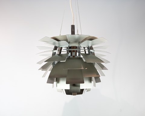 Artichoke, Ø60, in brushed steel designed by Poul Henningsen in 1958 and 
manufactured by Louis Poulsen.
5000m2 showroom.
