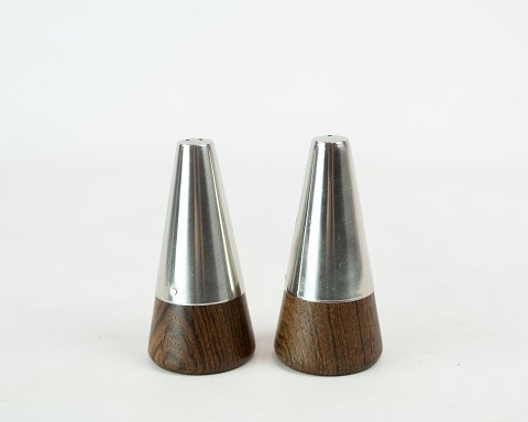 Salt and pepper shaker in rosewood of danish design from the 1960s.
5000m2 showroom.
