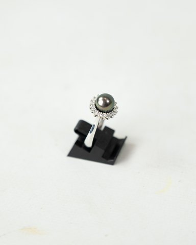Ring i 18 kt. hvidguld med Tahiti perle omkranset af 15 diamanter.
5000m2 udstilling.
