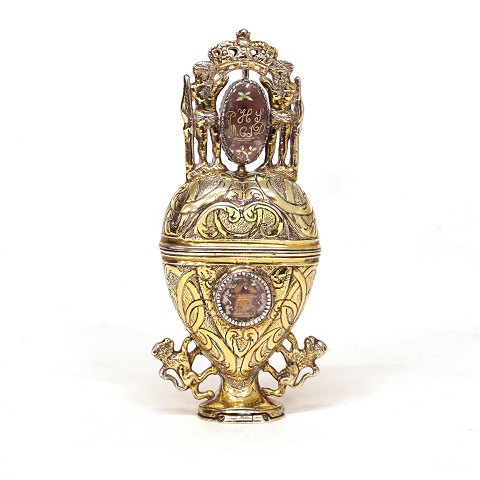 A gilt 18th century silver vinaigrette by Lars 
Møller Nielsen, Copenhagen, 1747-87, circa 1778. 
H: 11,2cm. W: 85,1gr