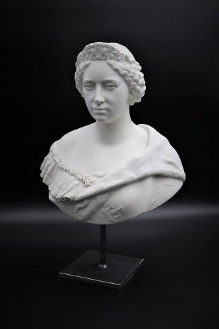 Decorative Swedish 1800s bust from Gustavsberg in biscuit by Queen Lovisa. 
H:41cm.