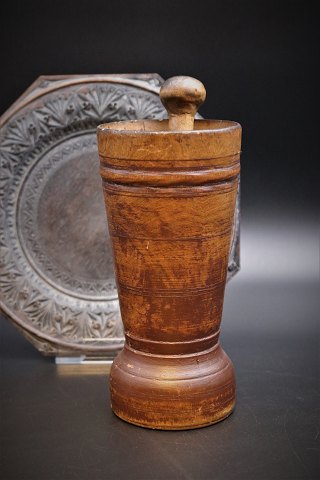 Decorative Swedish 1800 Century mortar in wood with a fine patina.
H:18cm. Dia:8,5cm.