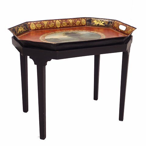 A first half of the 19th century Empire Tray top 
table. (Table 20th century). H: 64cm. Tray: 
78x54cm