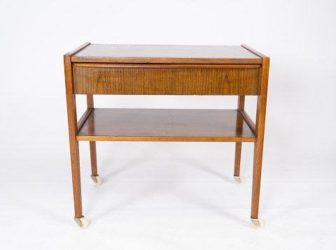 Lille sidebord med skuffe i teak af dansk design fra 1960erne. 
5000m2 udstilling.
