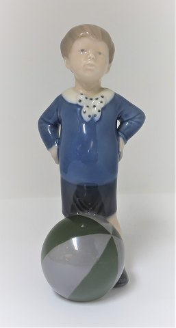 Royal Copenhagen. Porcelænsfigur. Dreng med bold. Model 3542. Højde 16 cm. ( 1 
sortering )