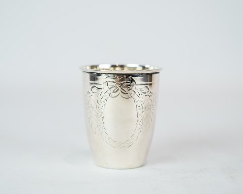 Vase decorated with wreath of hallmarked silver.
5000m2 showroom.