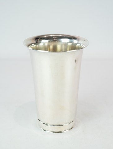 Vase of hallmarked silver.
5000m2 showroom.