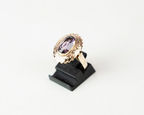 Ring decorated with amethyst and of 14 carat gold, stamped JØL.
5000m2 showroom.