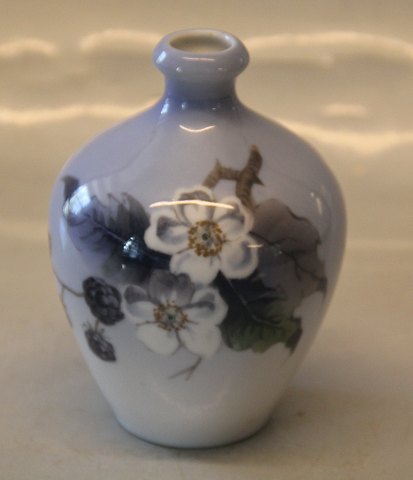 Royal Copenhagen  288-396 RC Vase with black berry flowers 11 cm
