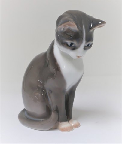 Bing & Grøndahl. Porcelænsfigur. Kat. Model 1876. Højde 12,5 cm. (1 sortering)