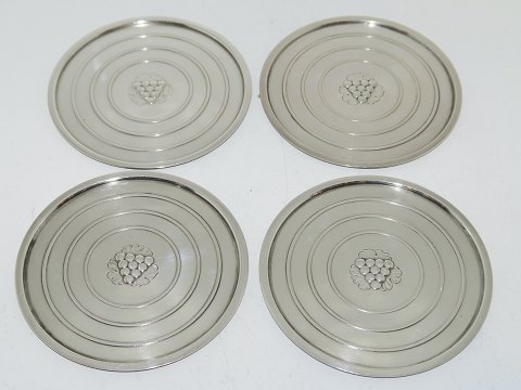 Georg Jensen
Set og four glass coasters with grapes from 1933-1944