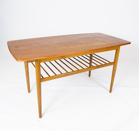 Sofabord med hylde i teak af dansk design fra 1960erne.
5000m2 udstilling.
