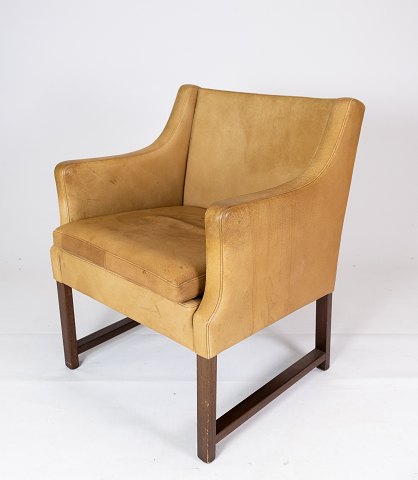 Armchair, model 3246, upholstered with light leather and frame of dark wood 
designed by Børge Mogensen from the 1960s.
5000m2 showroom.
