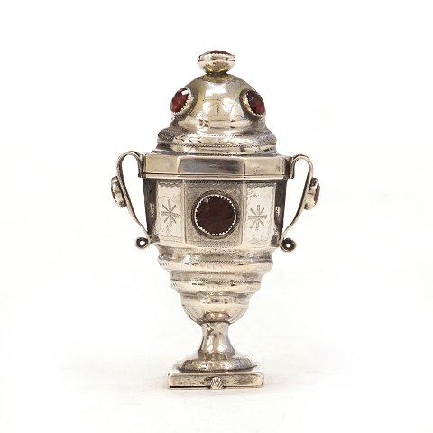 An early 19th century Danish silver vinaigrette. 
Peter Christian Jost, Løgumkloster, 1801-02. H: 
9,9cm