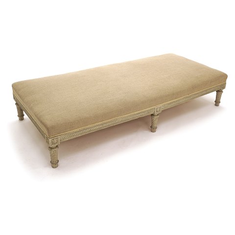 Grau dekoriertes Daybed, Gustavianische Form. 
Schweden um 1860-80. H: 36cm. L: 185cm. B: 85cm