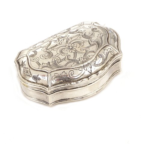 A partly gilt Regence silver tabatiere. Signed 
"HEG". Size: 7,8x5,4cm. W: 93gr
