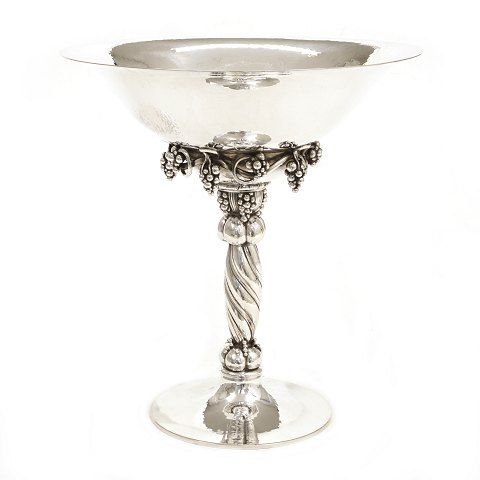 Stor Georg Jensen drueopsats i sterlingsølv. 
Designet af Georg Jensen 1918. #264A. H: 27,4cm. 
V: 1.380gr