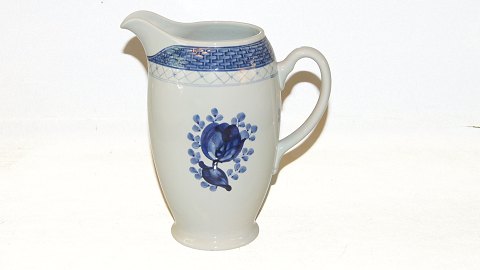 Aluminia Tranquebar, Small Milk Jug.
Decoration number 11 / # 1149.
1st sorting.
Height 15.5 cm.
With errors