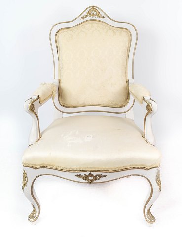 Armchair of white painted wood and upholstered with light fabric, in great 
antique condition from around 1880. 
5000m2 showroom.