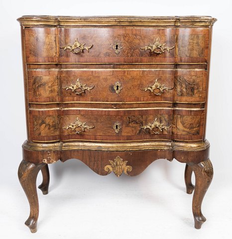 Rococo chest of drawers in walnut from Southern Germany around the 1780s.
5000m2 showroom.
