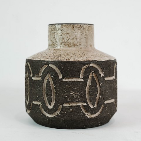 Keramik vase i mørke nuancer af Løvemose Keramik fra 1960erne.
5000m2 udstilling.
