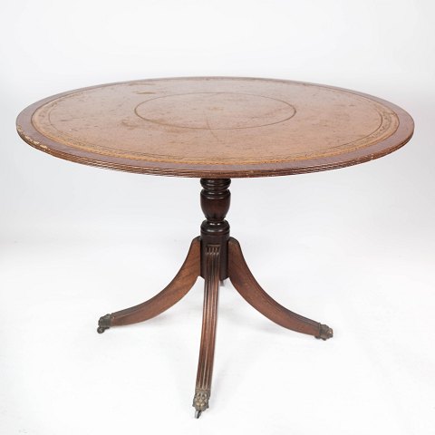 Antique dining table in mahogany with inlaid wood and leather, fra 1920erne.
5000m2 showroom.