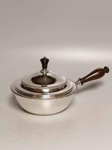 Lågkasserolle af tretårnet sølv 1925