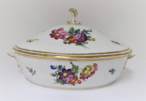 Royal Copenhagen. Sächsische Blume. Ovale Deckelschüssel. Model 1702. Länge 27 
cm. (1 Wahl)