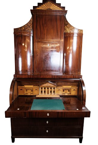 Stort Sen Empire chatol af poleret mahogni med intarsia og dekoreret med 
udskæringer fra 1840erne.
5000m2 udstilling.