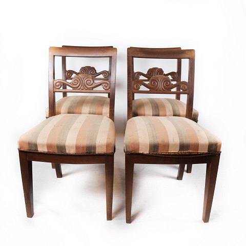 Set of four dining room chairs of mahogany and with original striped upholstery, 
from the 1910s.
5000m2 showroom.