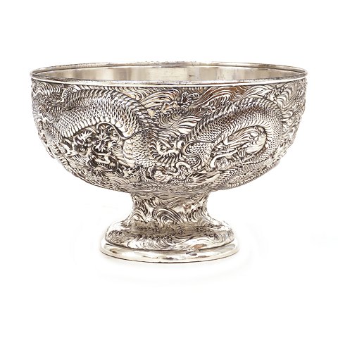 A large plated champagne cooler. China circa 1900. 
H: 18,5cm. D: 28cm