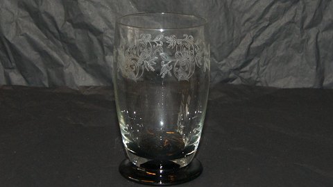 Beer glass with black base and splices