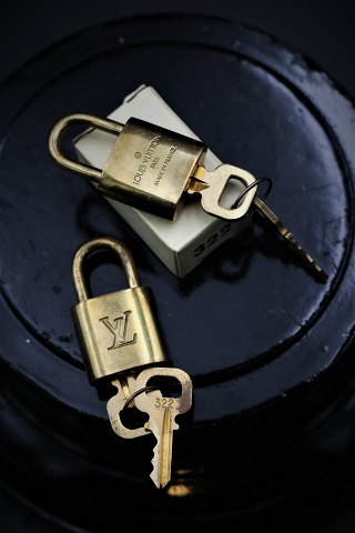 Original Louis Vuitton brass lock no.322. with 2 keys. 
Height: 4cm.