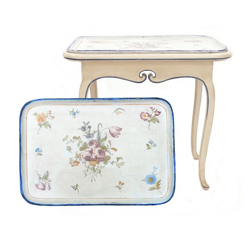 Polychrom decorated faience tray top table. 
Manufactured in Stralsund circa 1770. H: 77cm. L: 
83cm. W: 59cm