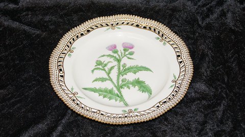 Frokosttallerken Gennembrudt med kant #Flora danica 
Royal Copenhagen
Motiv:Carduus Crispus L
Dek nr 20/3554