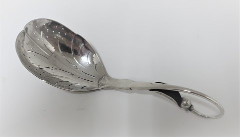 Georg Jensen. Silber streuer (830). Entwurf 37. Hergestellt 1923. Länge 14 cm.