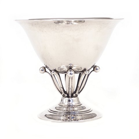 Georg Jensen Sterlingsilver tazza. #17B. Period 
1933-44. H: 13cm. W: 287gr