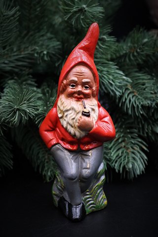 Gammel bemalet terracotta nisse fra 50érne.
Højde: 15,5cm.