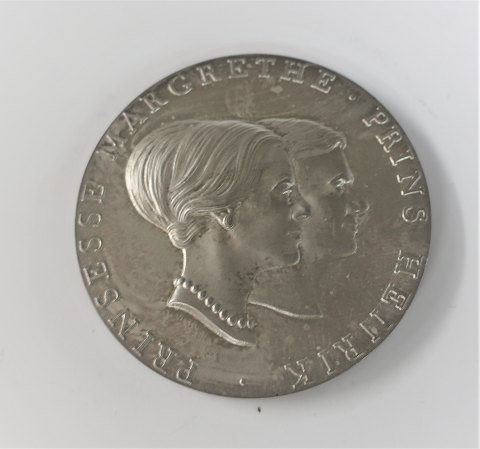 Medaille von der Hochzeit von Prinzessin Margrethe und Prinz Henrik am 10. Juni 
1967. Große Silbermedaille. Durchmesser 55 mm.