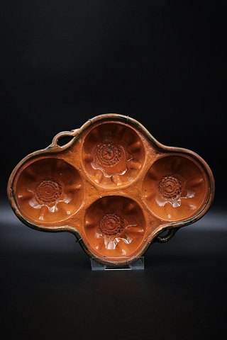 Rustic Swedish 1800s clay mold with 4 compartments with a pattern at the bottom.
Fine as a snack bowl for nuts, olives, etc. 
H:5cm. 30x22cm.