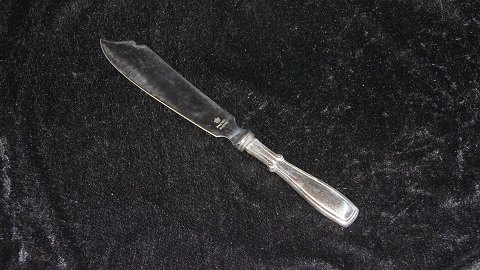 Layer cake knife #Kvintus stain silver
Produced by Københavns Ske-Fabrik.
Length 27.1 cm
