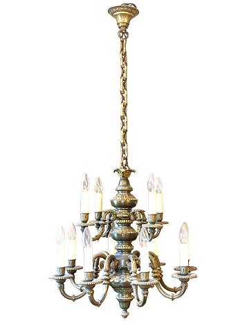 Chandelier of burnished brass from around the 1910s.
5000m2 showroom.
Great condition
