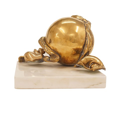 Jens-Flemming Sørensen, 1933-2017, gilt bronze 
sculpture on marble base. Signed. H: 16cm. Base: 
21x24cm