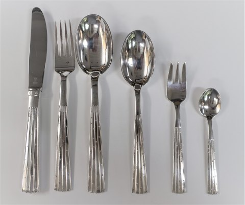 Champagner. Silberbesteck (830). Set bestehend aus Menüemesser, Menüegabel, 
Menüelöffel, Dessertlöffel, Kuchengabel und Kaffeelöffel. Es sind 24 Sets auf 
Lager. Der Preis gilt pro Satz.