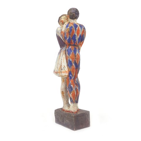 Harlekin og Colombine figur skåret i træ.
Udført af maler og billedhugger Thorvald 
Pedersen, 1899-1988, Odense.
H: 41cm. B: 11,5cm